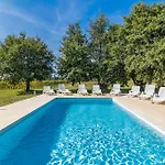 4 Bedroom Awesome In Semesterbostad Pula