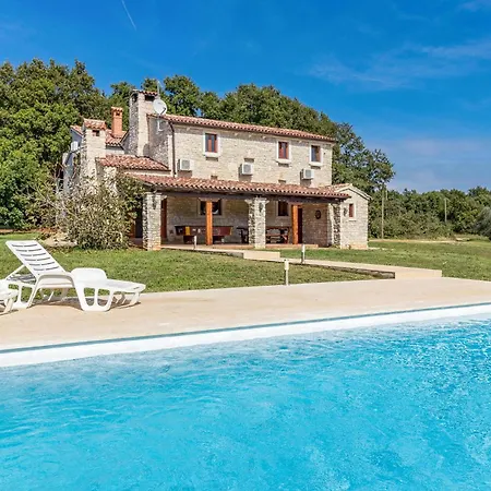 4 Bedroom Awesome In Pula * Muntic