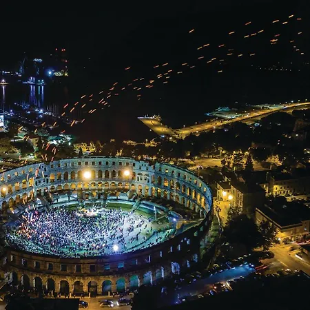 펜션 4 Bedroom Awesome In Pula *