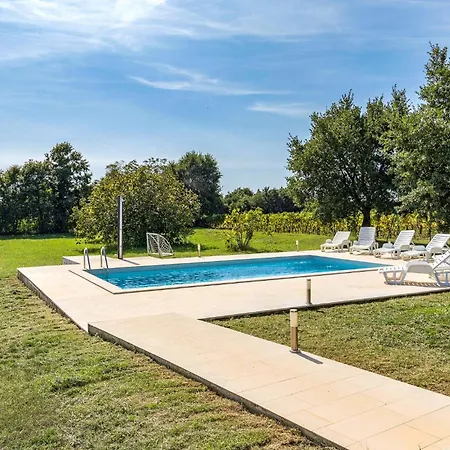 4 Bedroom Awesome In Pula 풀라