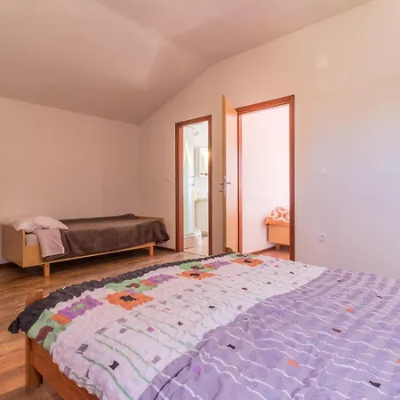 Hébergement de vacances 4 Bedroom Awesome In Pula *