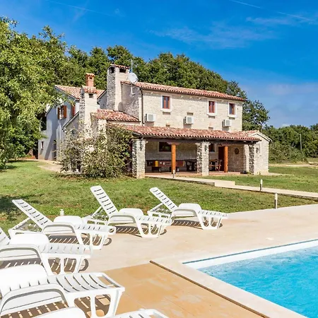 Hébergement de vacances 4 Bedroom Awesome In Pula *
